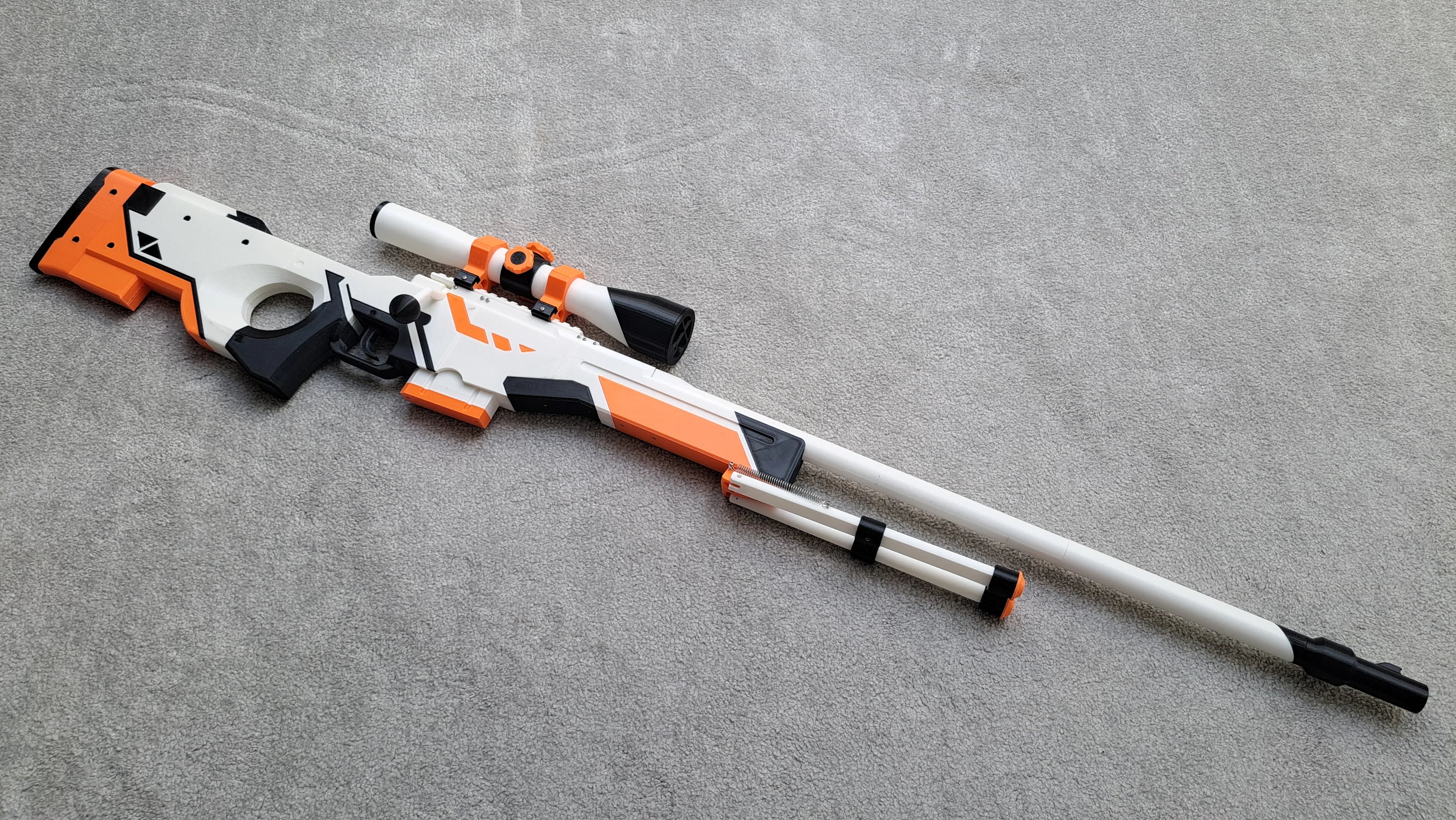 Pusca AWP Asiimov, Counter Strike 2, marime reala, 120 cm, mecanism lansare elastice, distanta pana la 15m, jucarie interactiva & pentru colectionari