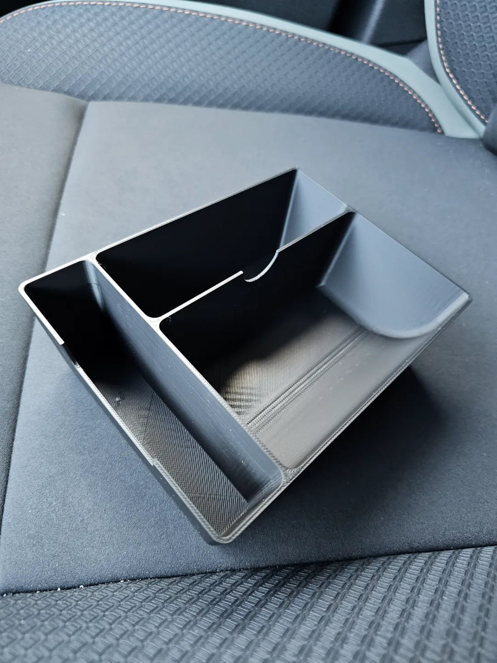 Organizator Cotieră Dacia Duster III (2024), Printat 3D, cu Compartimente pentru Accesorii
