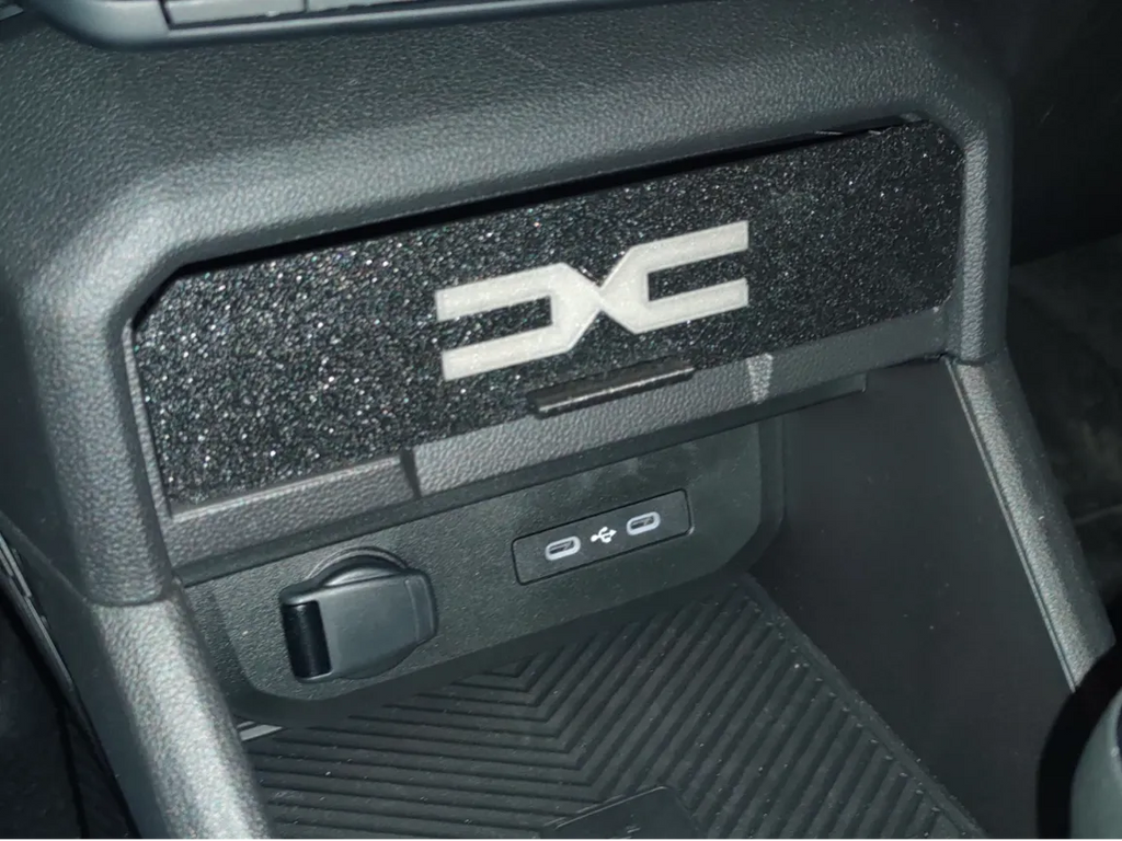 Sertar Compartiment Bord Dacia Duster 3 (2024-prezent), Negru, Printat 3D din PLA, cu Logo Decorativ