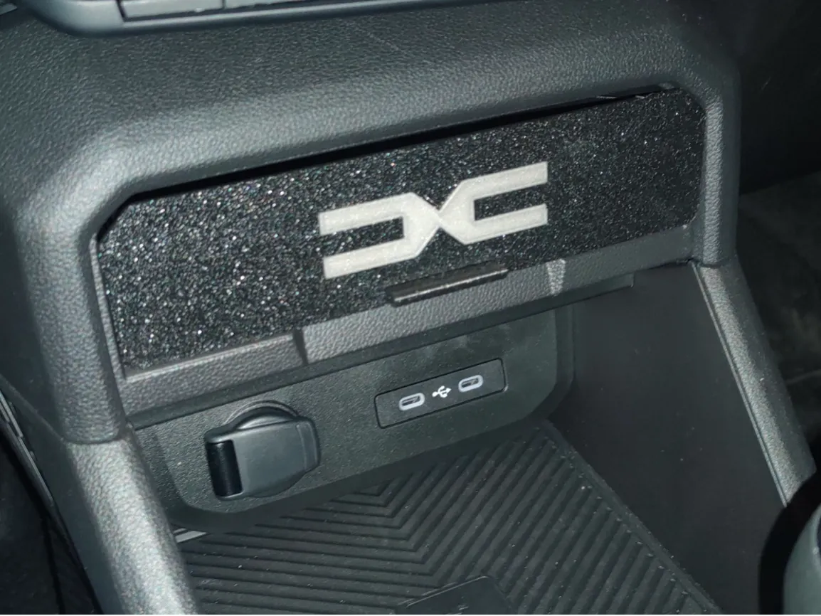 Sertar Compartiment Bord Dacia Duster 3 (2024-prezent), Negru, Printat 3D din PLA, cu Logo Decorativ