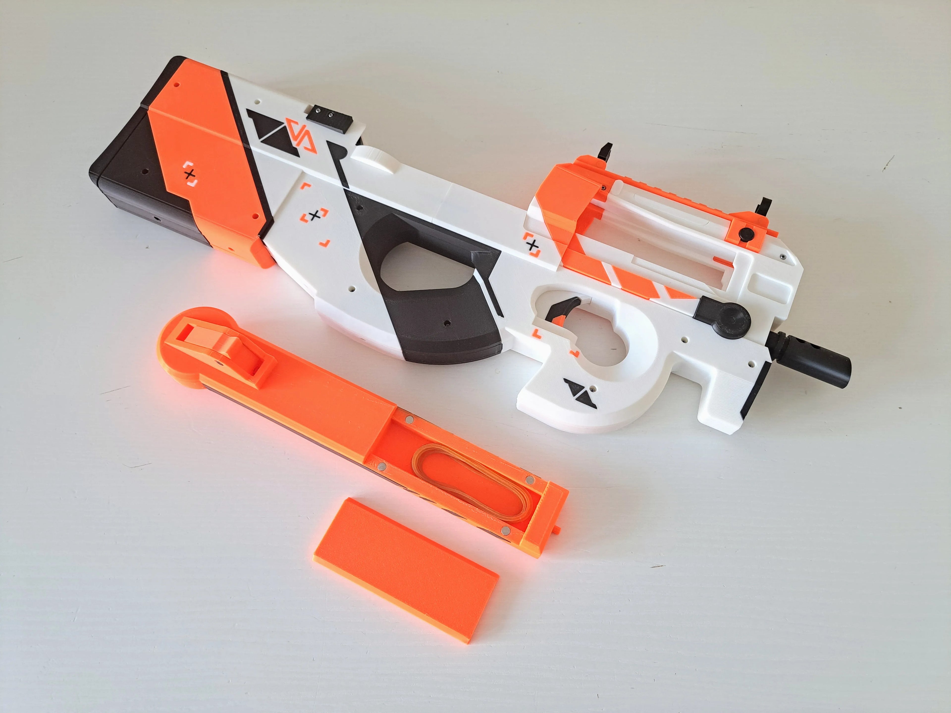 Mitraliera P90 Asiimov, replica realista, 56 cm, Counter Strike 2, CS GO, mecanism propulsat elastice pana la 15m