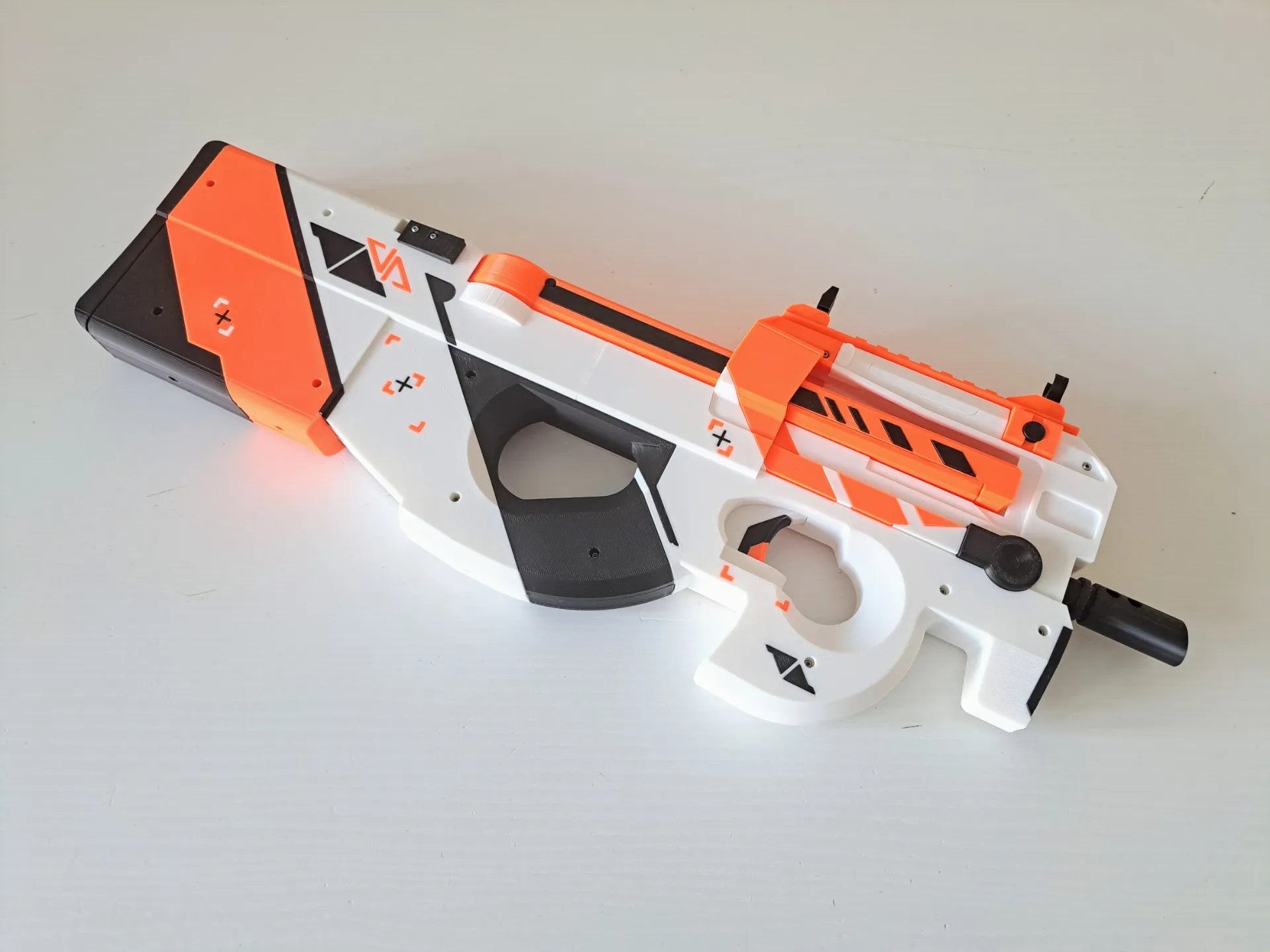 Mitraliera P90 Asiimov, replica realista, 56 cm, Counter Strike 2, CS GO, mecanism propulsat elastice pana la 15m