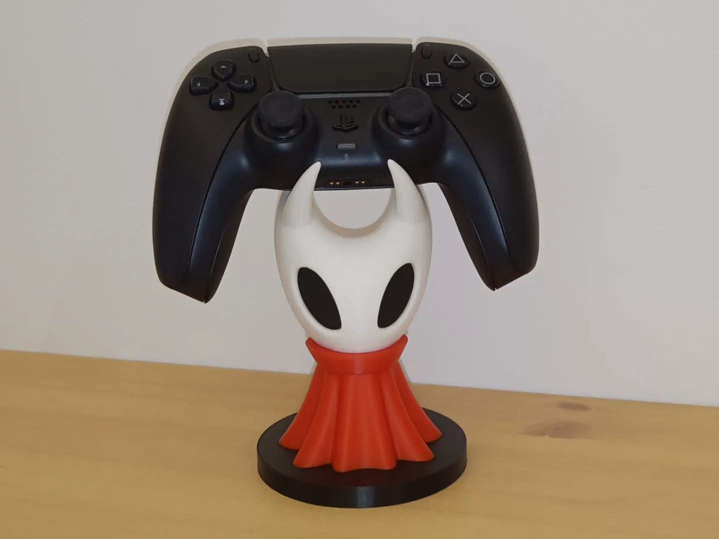 Suport Controller Hornet - SilkSong - Stand Gaming PS5/PS4/Xbox, Design 3D Minimalist, Cadou pentru Gameri Pasionati (Printat 3D, Compatibil DualShock)