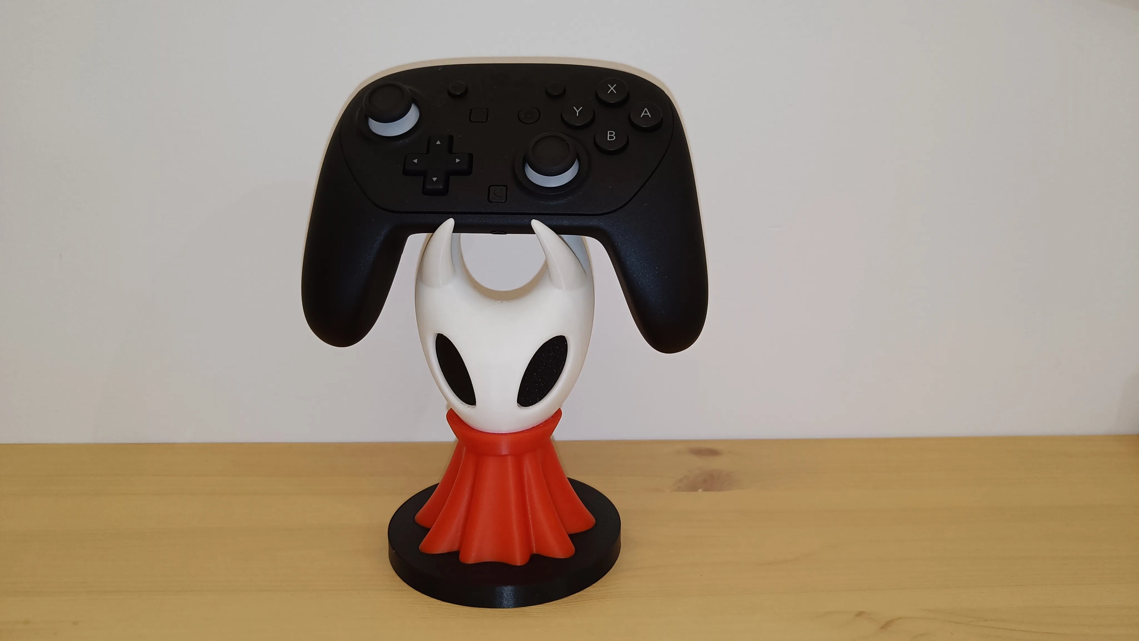 Suport Controller Hornet - SilkSong - Stand Gaming PS5/PS4/Xbox, Design 3D Minimalist, Cadou pentru Gameri Pasionati (Printat 3D, Compatibil DualShock)