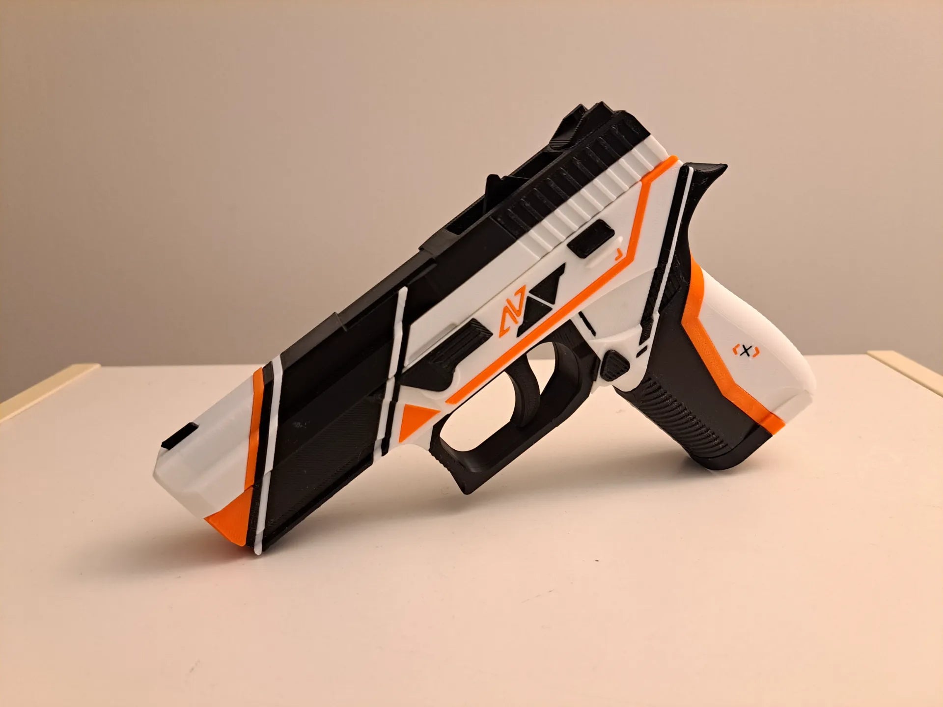 Pistol de Jucarie cu Design Futurist, Alb/Negru/Portocaliu, Plastic PLA