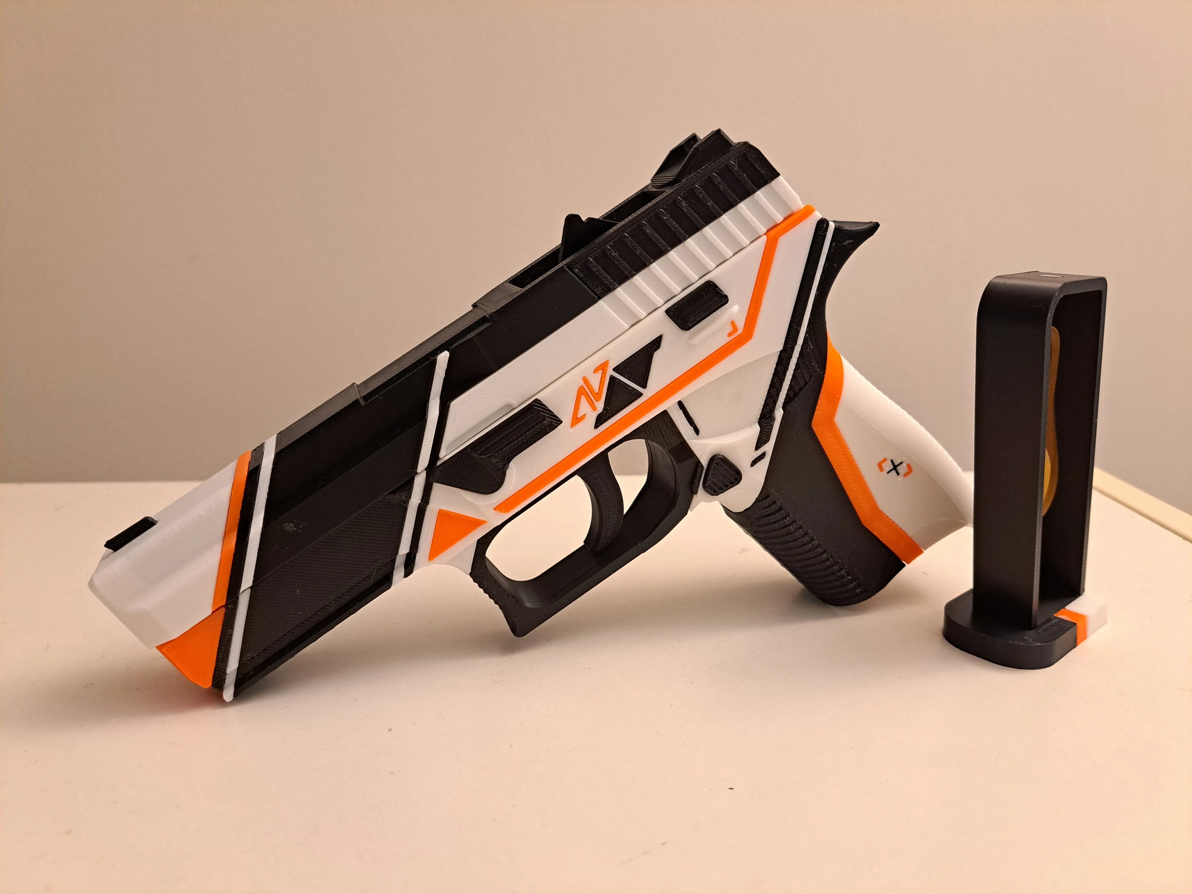 Pistol de Jucarie cu Design Futurist, Alb/Negru/Portocaliu, Plastic PLA