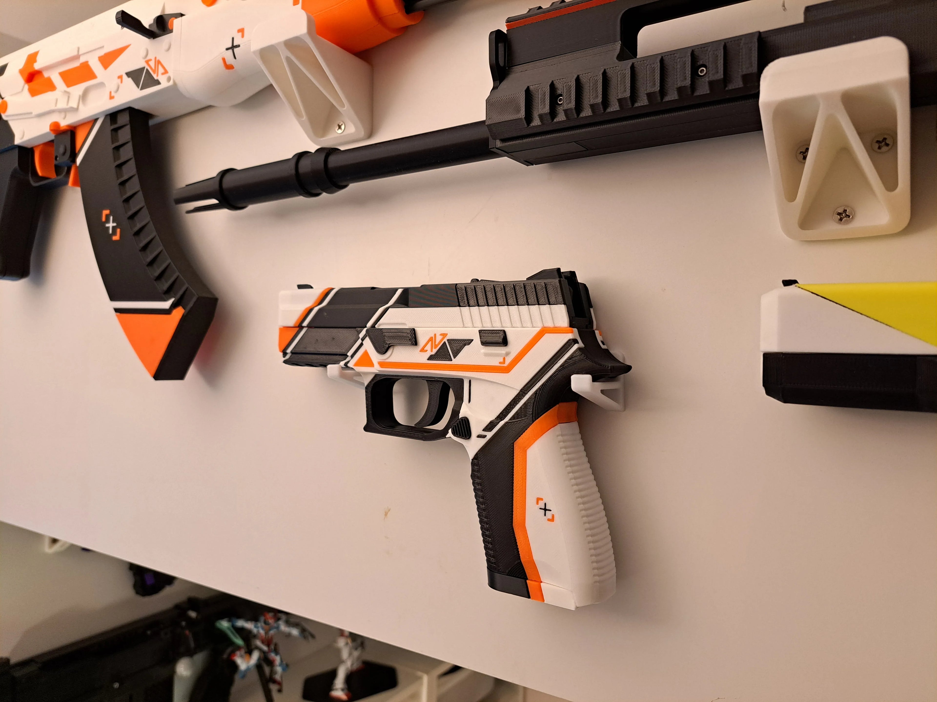 Pistol de Jucarie cu Design Futurist, Alb/Negru/Portocaliu, Plastic PLA