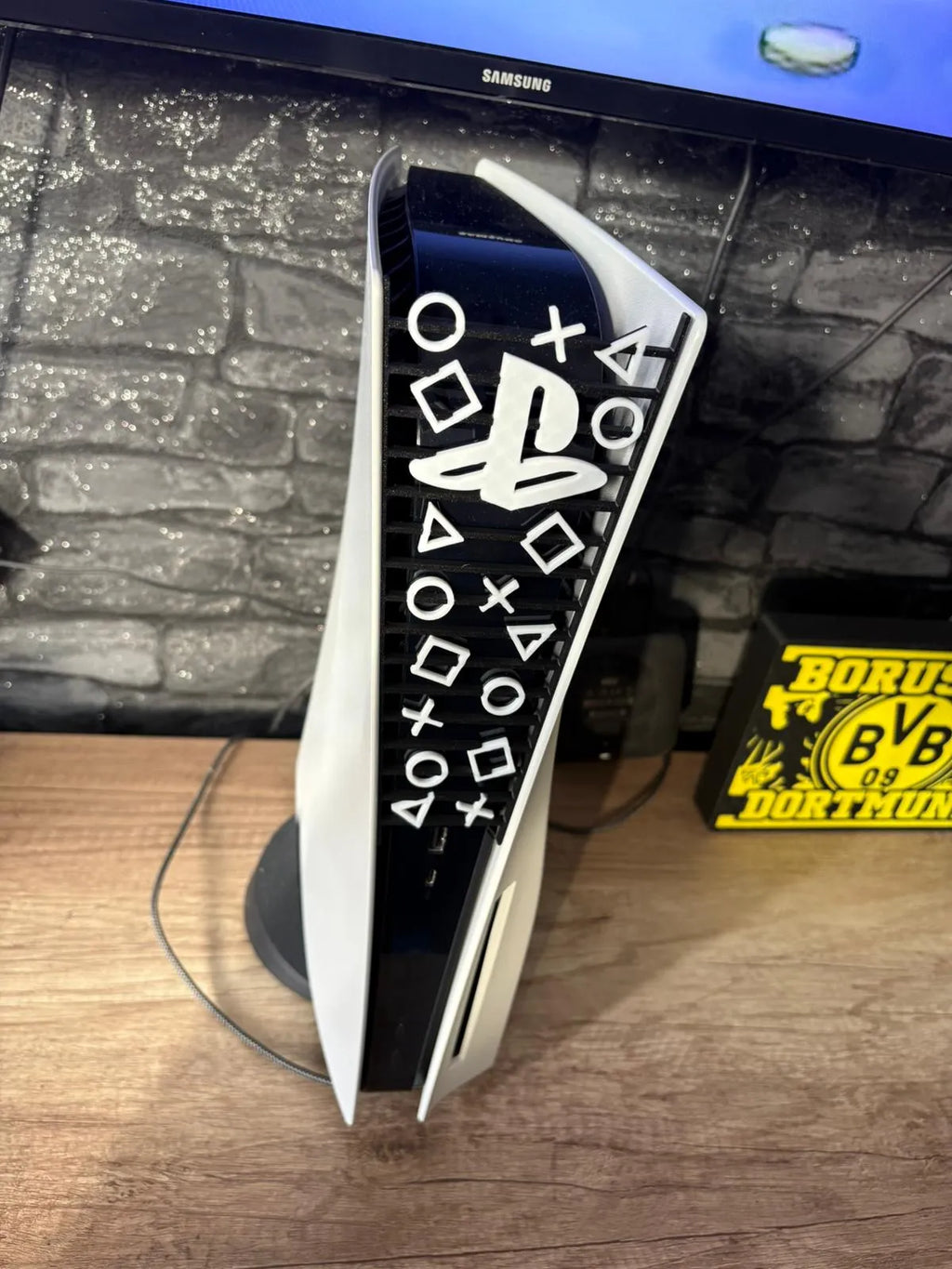 Panou decorativ PlayStation 5 Slim, model cu simboluri controller, negru cu alb, compatibil PS5 Slim