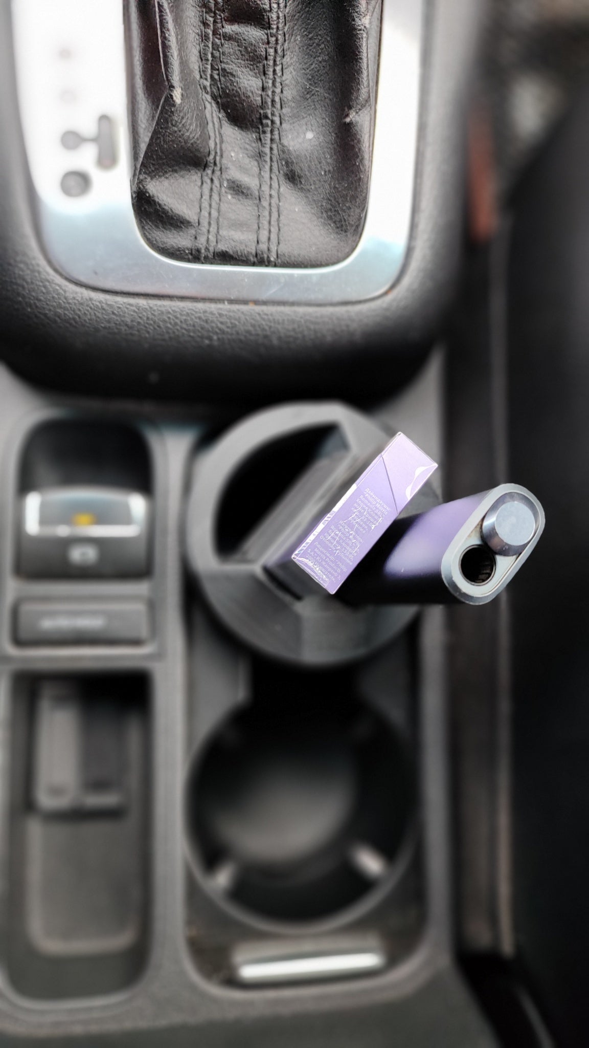 Suport Auto / Scrumieră IQOS ILUMA cu Compartiment pentru Pachet Terea, Negru, Compatibil cu Suportul de Pahare